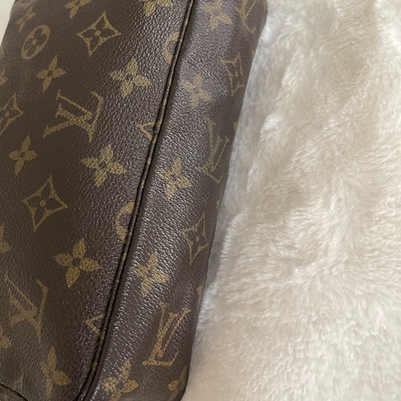Louis Vuitton Cosmetic Toiletry Monogram Bag - Picture 4 of 10